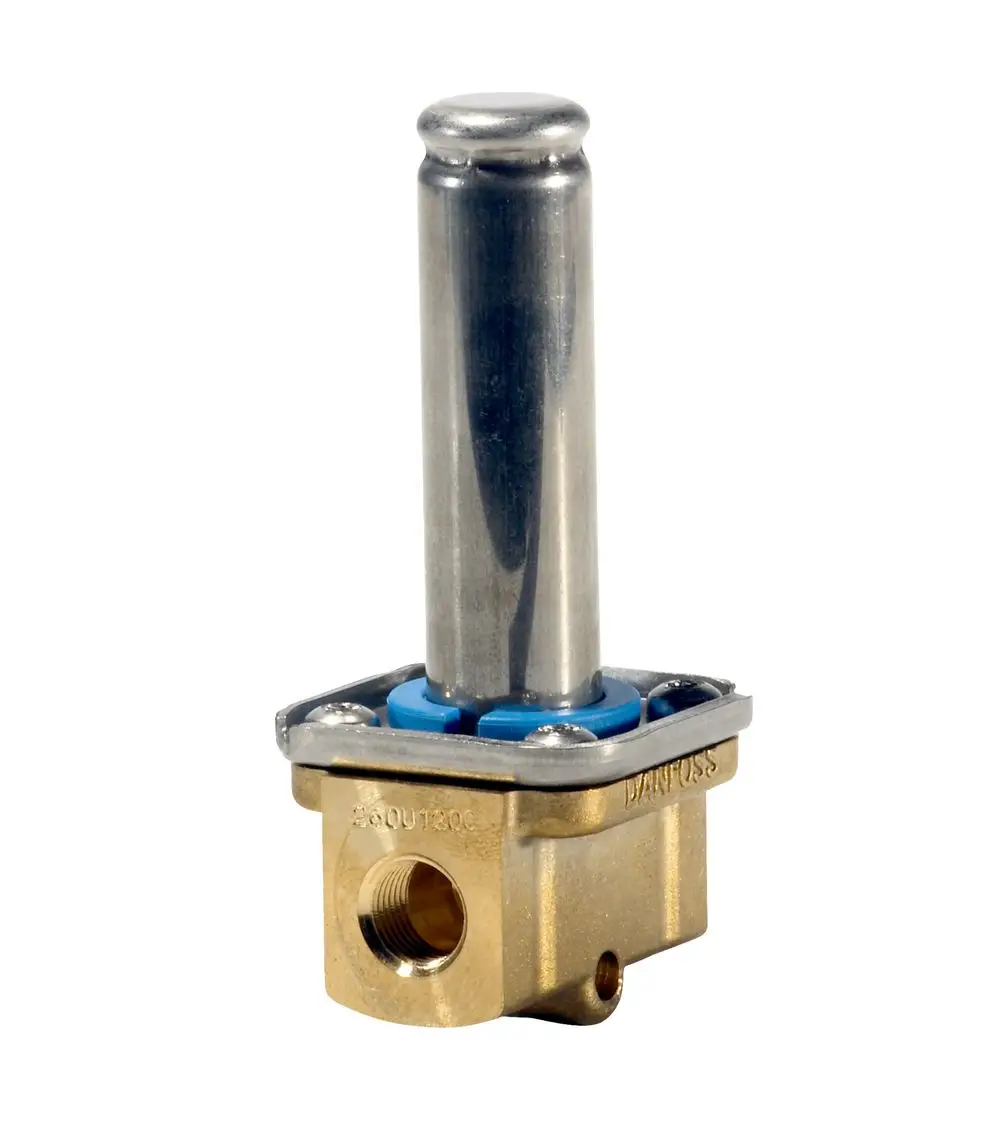 Magnetventil von Danfoss mit einem metallenen Zylinder und einer goldfarbenen Armatur. Die Verbindung erfolgt über ein Gewinde, sichtbar an der Seite des Ventils.